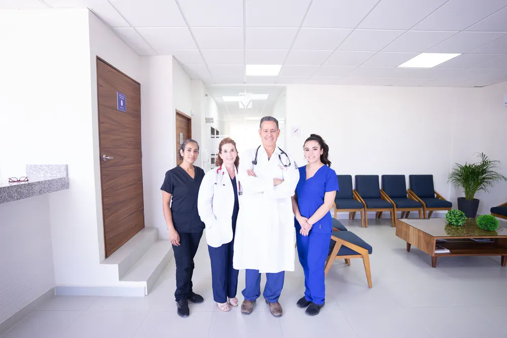 Une équipe de professionnels de santé dans le hall d’une maison de santé.