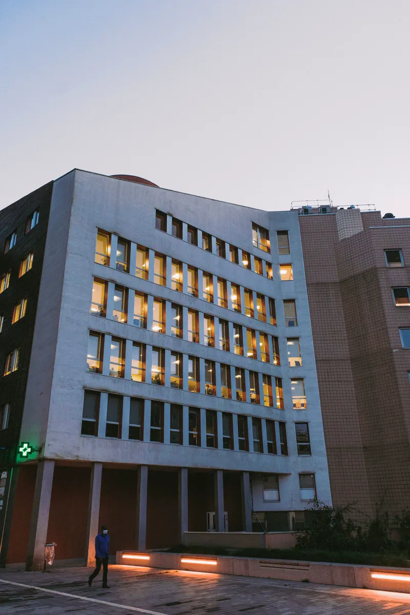 Façade d’un bâtiment médical moderne au crépuscule.