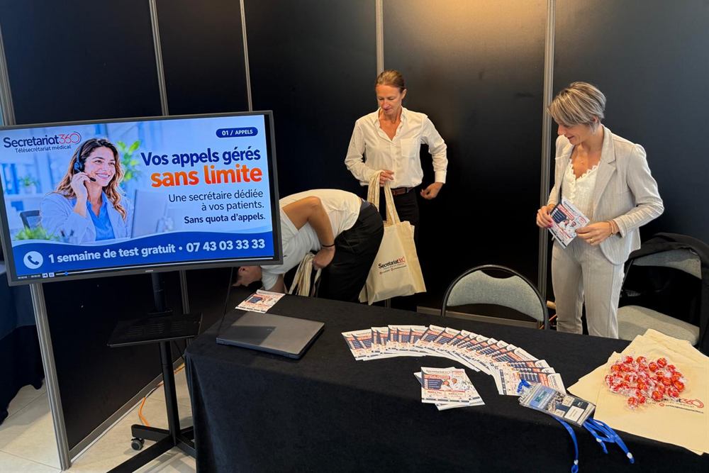 Deux membres de l’équipe Secretariat360 présentent les offres sur le stand du salon CSMF 2026.